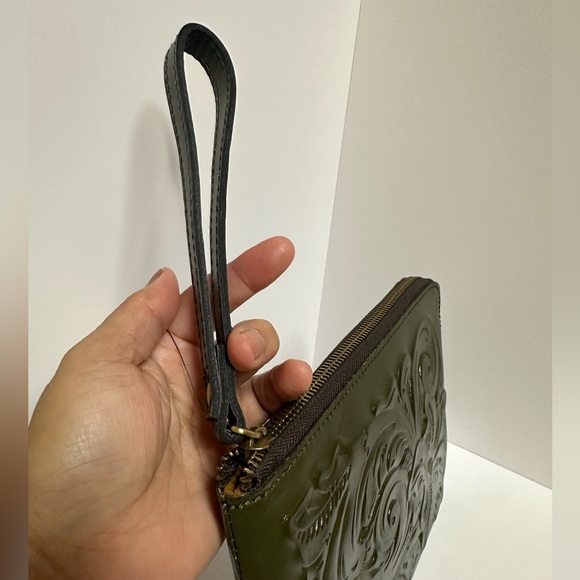 Patricia Nash Large Wrislet, Olive Green with Embossed Floral Design, NWT - Picture 4 of 5